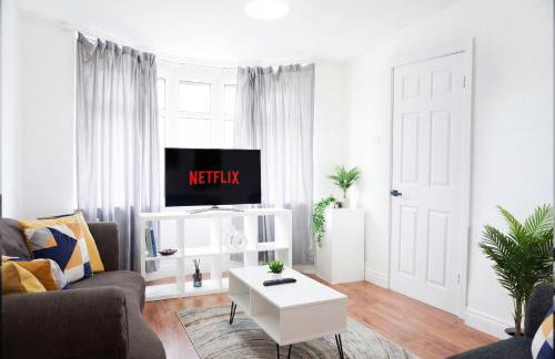 Spacious 3BR Weekend Getaway Home Near Etihad and Coop Live - Free Parking! - Foto 4