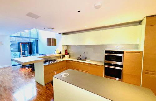 Elegant and Modern 3-Bedroom Victorian House in Westminster, London - Photo 7