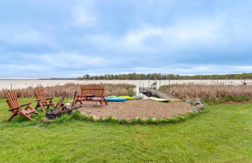 Away at Moose Bay Breezy Point Gem with Game Room - Foto 1