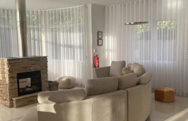 Luxury villa with private heated pool, garden and views of the sea and mountains. - Photo 17