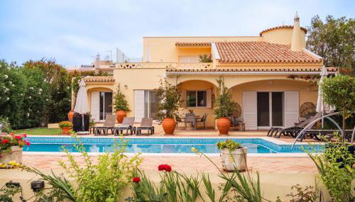 Beach villa Casa de Amanhã 450 mts to the beach with beautiful garden and heated saltwater pool - Foto 2, Garden