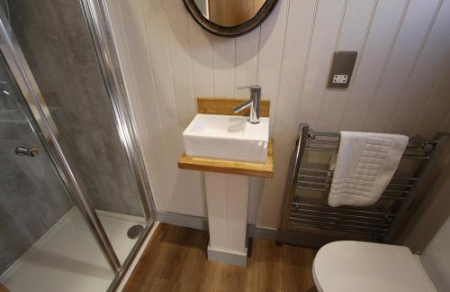 Springwood Shepherd Huts Glamping York - Photo 48