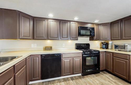 Close to Lake George! Couples Retreat with Pool - Foto 10