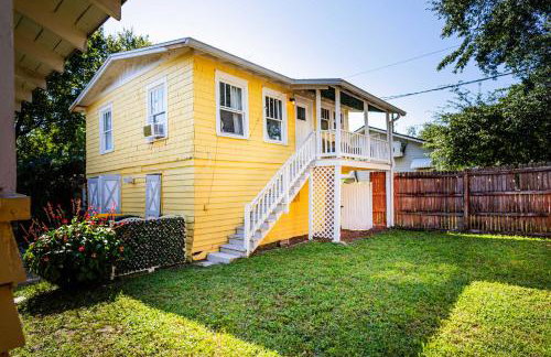 Bright and Sunny Springfield Carriage House - Photo 32