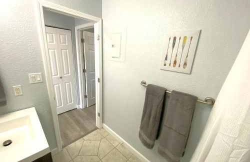 B Lakefront! Remodeled, Boat Slip, Patio Views, Pool, Boat Ramp, WIFI - Foto 24