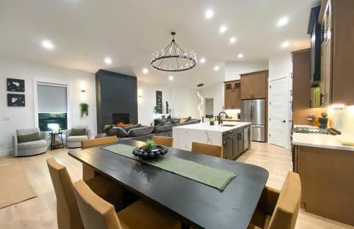 Luxe Port Lookout with waterfront, theater, games - Foto 37