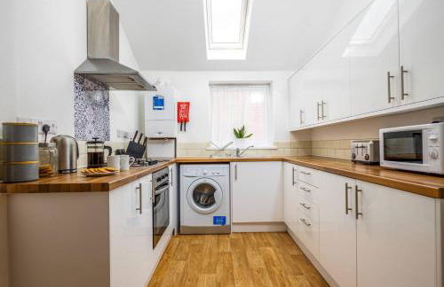 4Bed Central House w Parking & Garden - Foto 2