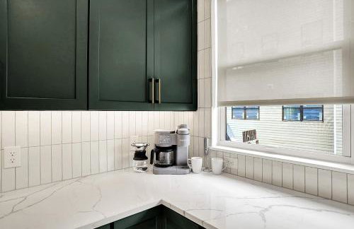 Luxury Townhouse with Fireplace Rooftop Deck Close to Downtown-Family Friendly - Foto 21