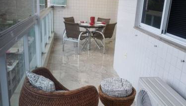 Apartamento Frente para o Mar - Varandão com Blindex - Vista para o Mar - 1 Suite e mais 2 Quartos-Ar Condicionado - 2 Vagas - BEIRA MAR - 70 metros da Praia ,TVS SMART GERAL -WI-FI -DISNEY PLUS- PORT 24 HORAS-KIT PRAIA-ROUPA DE CAMA 2 XCASAIS - Foto 3