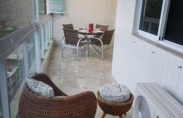 Apartamento Frente para o Mar - Varandão com Blindex - Vista para o Mar - 1 Suite e mais 2 Quartos-Ar Condicionado - 2 Vagas - BEIRA MAR - 70 metros da Praia ,TVS SMART GERAL -WI-FI -DISNEY PLUS- PORT 24 HORAS-KIT PRAIA-ROUPA DE CAMA 2 XCASAIS - Foto 3