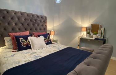 Lovely 3 bed with jacuzzi, close to airport, driveway, wifi - Foto 17