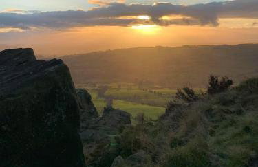 The Old Pumphouse Shepherds Hut with Hot Tub - Photo 8