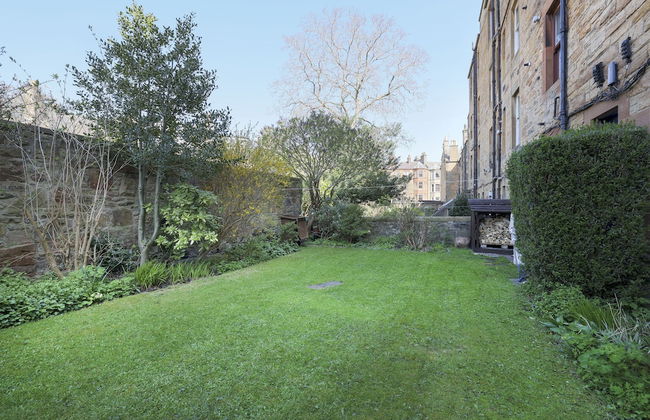 JOIVY Gorgeous 1-Bed Flat With A Shared Garden - Photo 1