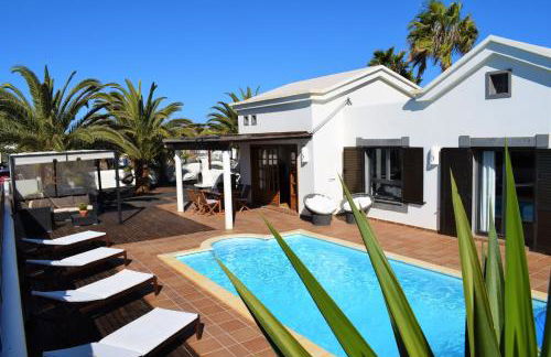 VILLA ALAI. PRIVACIDAD. PISCINA CLIMATIZADA. WIFI. TV CABLE. - Foto 1