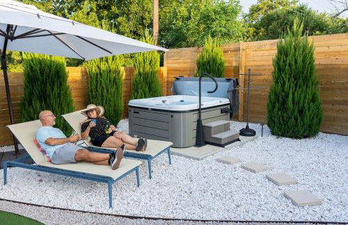 Modern 3BR Retreat with Fun Yard, Mini-Golf, Hot Tub & BBQ Dining Deck - Foto 22