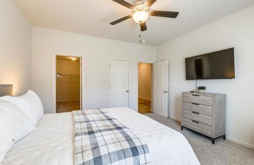 1 Mi to Lake Lanier Modern Home with Patio and Yard! - Foto 16