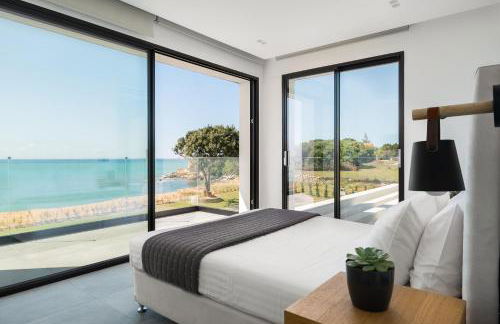 Seafront Villa Nafsika - Private Heated infinity Pool - Direct access to the beach - Play area - Foto 21