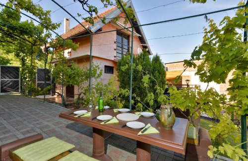 Twin Oasis Retreat with Pool & Spa - Happy Rentals - Foto 38