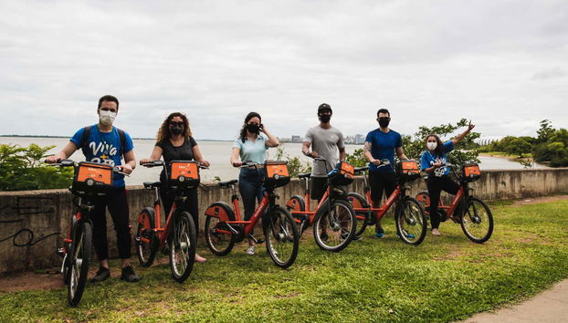 Foto de grupo durante o tour de bicicleta por Porto Alegre