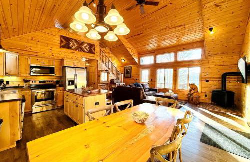 Cozy Lakefront Retreat with Game Room, Outdoor Living and Dock in Wisconsin - Foto 34