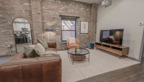 Charming 1 Bedroom Apt Laundry in Unit - Photo 3