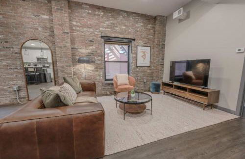 Charming 1 Bedroom Apt Laundry in Unit - Photo 3