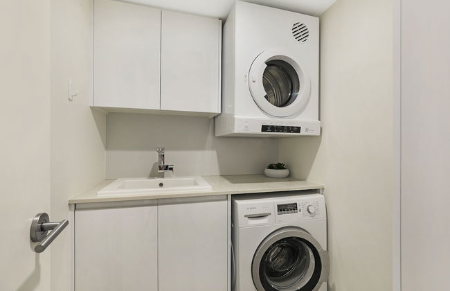 Elouera Tower Beachfront Apartments - Photo 18