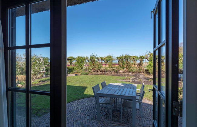 Villa w/ Electric Charging & Parking - Foto 17