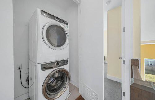 Modern 4-Story 3-BR Townhome with Rooftop Lounge - Foto 62