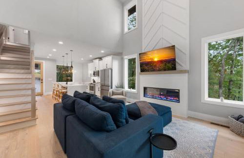 Sapphire Skies - Photo 3