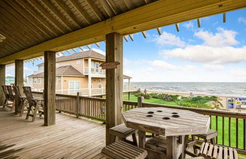 BEACHFRONT with DECK Hot Tub and View and Cargo Lift Sleeps 14 - Foto 13
