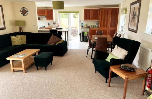 Gamekeepers Cottage - Hot Tub, 2 bed, sleeps 4, private patio, AC, stunning views - Photo 6