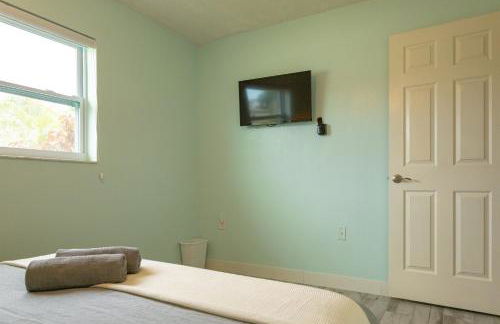 Marlin's Palm Oasis - Beach House, Amazing Pool, BBQ Area - Photo 29