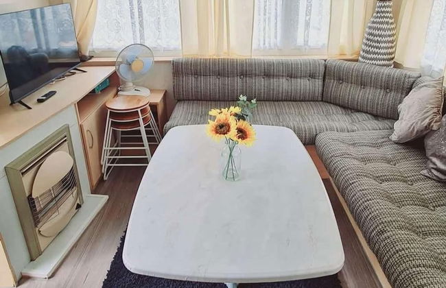 3-bed Cabin, Sleeps 6 With Pool & 5 Mins to Beach - Foto 1