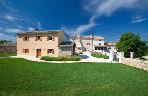 Villa Poropati, Grožnjan, Istria - Luxury Countryside Estate for up to 19 persons - Large pool of 80m2 with kids section - Foto 7