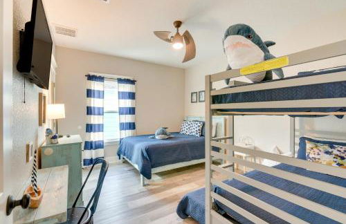 Relax Poolside, Walk to Sand! Galveston Family Gem - Foto 17