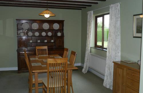 Hilltop Bungalow for a Spacious Country Break - Foto 4