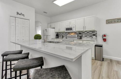 Stunning 5 bedroom pool home in gated community minutes from Disney - Foto 11