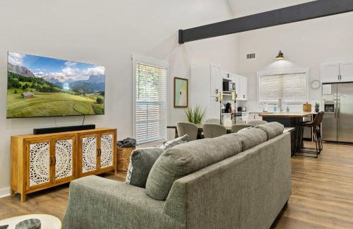 Secluded 3BR Cabin Lake Access & Resort Perks - Foto 8