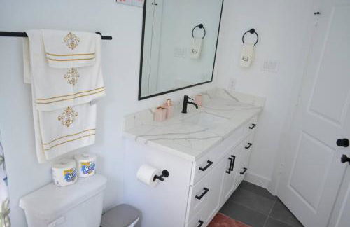 Tranquil Downtown Escape with Backyard - Photo 26