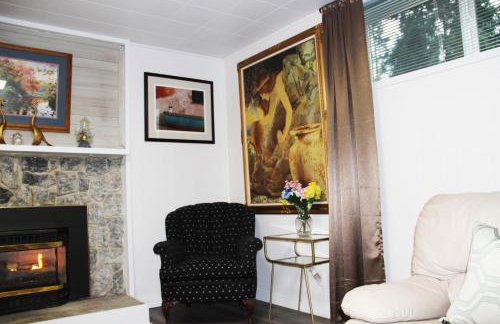 Spacious retreat with 5 bedrooms full kitchen, fenced sports court, free parking - Foto 24