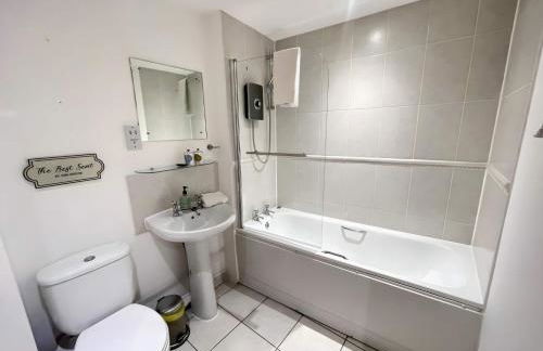 City Centre 2BR Apartment, Free Parking! - Foto 5