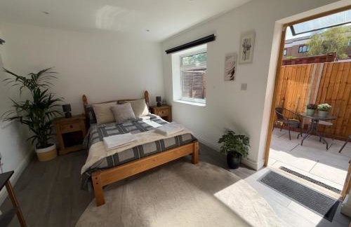 Stylish Apartment with Private Garden Near Victoria Park East London - Photo 4