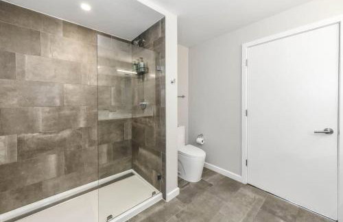Comfy 2BR Oasis with Scenic Rooftop & Gym - Foto 60