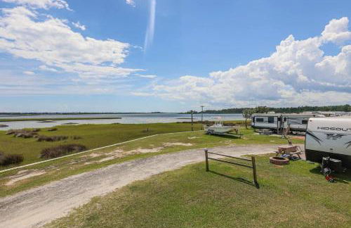 Surf City 2BR Model Home with Pool and Boat Ramp Access - Foto 18