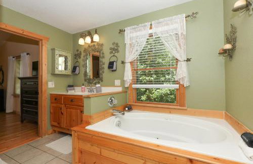 3-Story Private Cabin with Hot Tub and Fire Pit - Foto 22