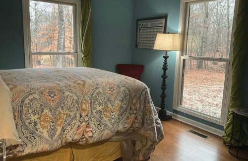 Quiet Forest Vacation home on a Private Road with Spacious Patios, Fire pit, Pet friendly and a Private pool - Foto 53