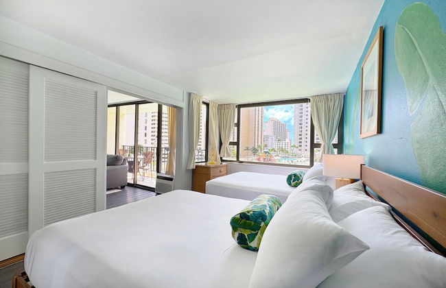 Partial Ocean View Condo with 2 Beds and Parking - Foto 69