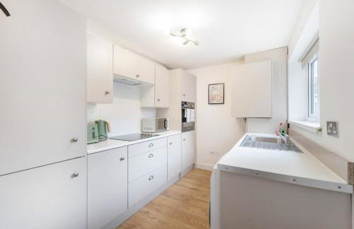 4BR House By Astra Residences Short Lets & Serviced Accommodation Stanley With Free Parking & Instant Booking - Foto 41