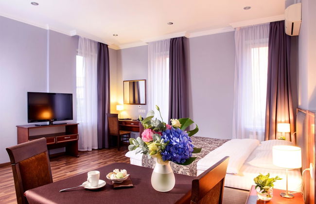 Greguar Hotel & Apartments - Photo 12